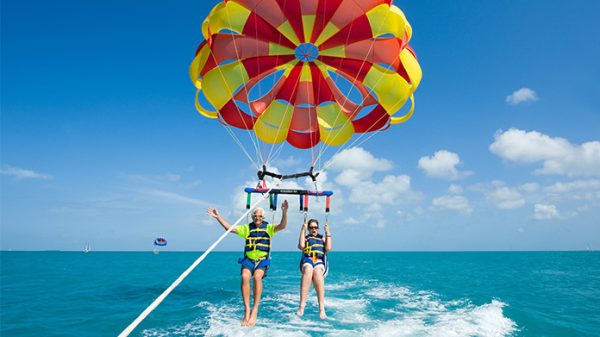 Read more about the article Ile lat trzeba mieć, aby uprawiać parasailing?