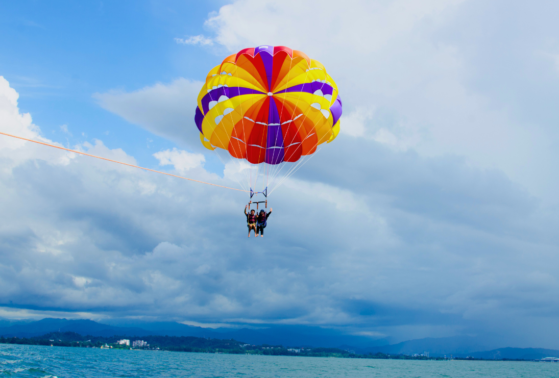 Read more about the article Lopar Parasailing: A Sky-High Adventure on Rab Island