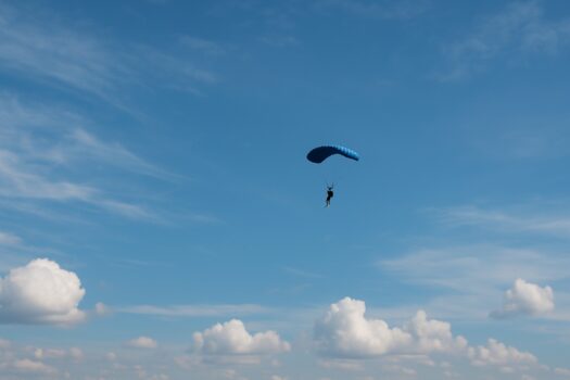Read more about the article How much does a skydive cost – what affects the price?